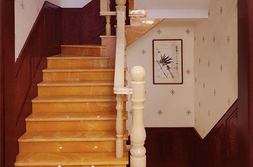 斗门中式别墅室内汉白玉石楼梯的定制安装装饰效果